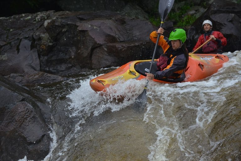 Cours de kayak sur la rivière Rouge Rafting Nouveau Monde